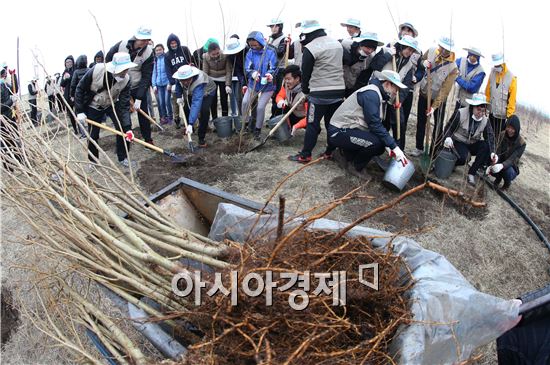 몽골 올란바토르 바가노르 사막지역에서 대한항공 임직원, 몽골 주민들이 밝은 웃음과 함께 희망의 나무를 심고있다.  / 사진= 백소아 기자 sharp2046@