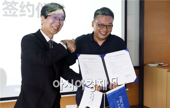 호남대학교 항저우세종학당 이관식 학당장(왼쪽)과 중국 PROYA 화장품 주신우(周新宇) 통감이  업무 협약을 체결했다.