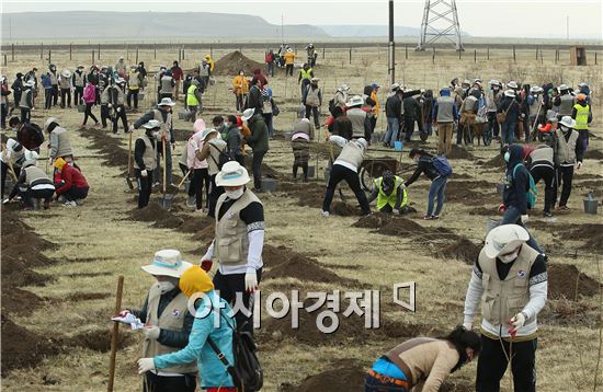 [포토]메마른 땅에 희망을 심다