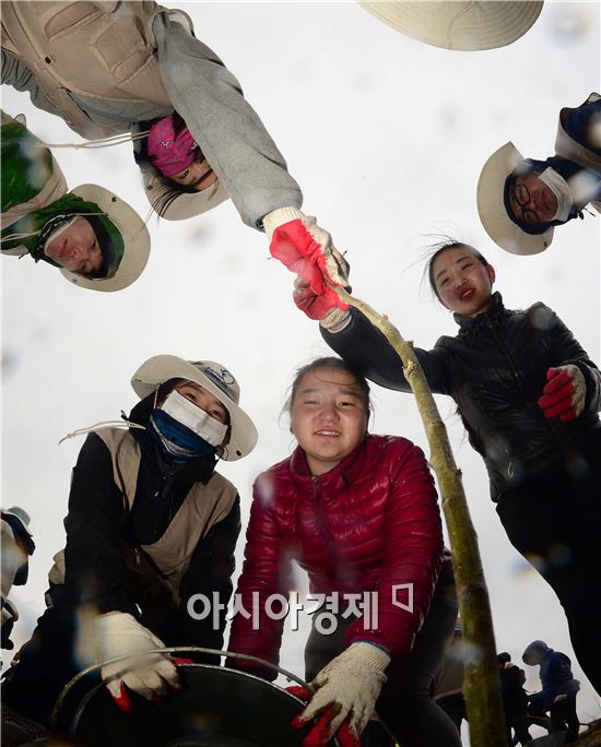 [포토]몽골사막 메마른 땅에 희망 심기~