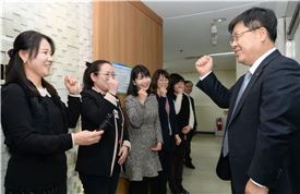 이경섭 NH농협은행 행장(오른쪽)이 고객행복센터 직원들을 격려하고 있다.