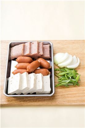 1. 두부, 김치, 햄, 소시지는 먹기 좋은 크기로 썰고 양파는 굵게 채 썰고 대파는 어슷하게 썬다.
