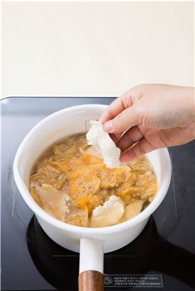 5. 묵은지가 부드러워지면 수제비를 얇게 떼어 넣고 대파를 넣고 소금으로 간을 한다.
