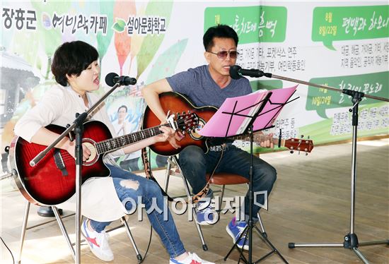 장흥군(군수 김성)은 오는 14일 편백숲 우드랜드 야외공연장에서 올해 들어 처음으로 ‘숲속 힐링 음악회’를 개최한다.