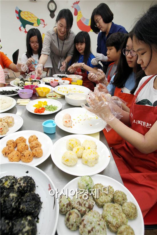[포토]주먹밥 만들기 체험하는 학생들