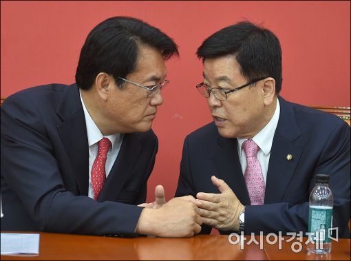 정진석 새누리당원내 대표(왼쪽)와 김광림 정책위의장