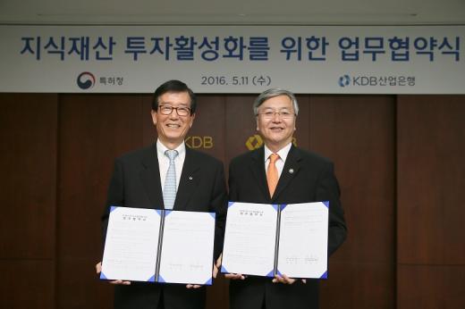 (왼쪽부터) 이동걸 산업은행 회장, 최동규 특허청장