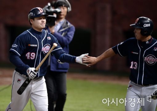 [포토]민병헌, '투런포로 달아난다!'