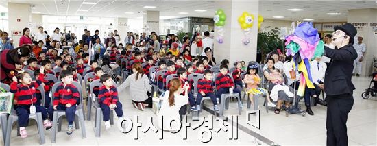 전남대학교병원(병원장 윤택림)이 어린이 환자를 위한 사랑의 손길 행사를 11일 병원 1동 로비에서 개최했다.
