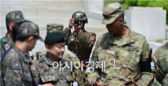 [포토]판문점에서 사진찍는 북한병사