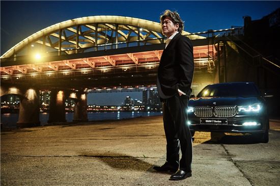 배우 최민식이 모델로 등장한 BMW 뉴 7시리즈 광고.