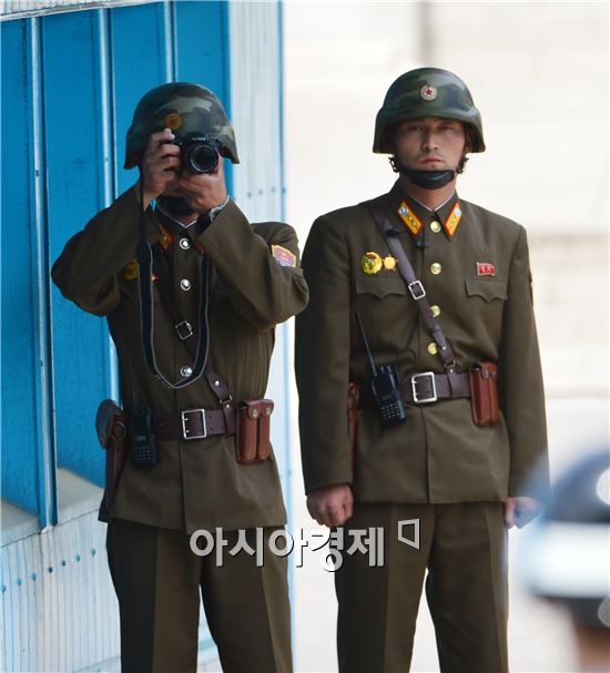 [포토]사진찍는 북한병사