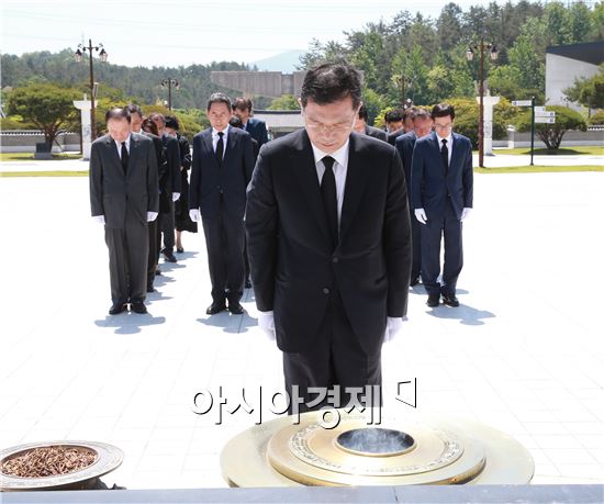 [포토]장만채 전남도교육감,5·18 묘지 참배