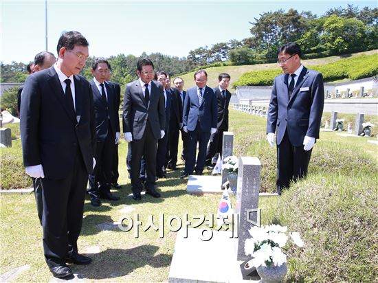 [포토]장만채 전남도교육감,5·18 묘지 참배