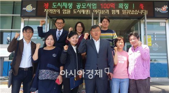 나주시 ‘동네방네 기자단’이 11일 위촉식을 가진데 이어, 시청 현관에서 김관영 소통실장과 함께 힘찬 활동을 다짐하고 있다. 사진=나주시