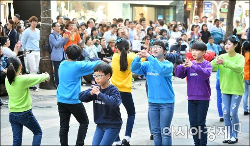 [포토]다문화가정 자녀 '레인보우합창단' 거리공연
