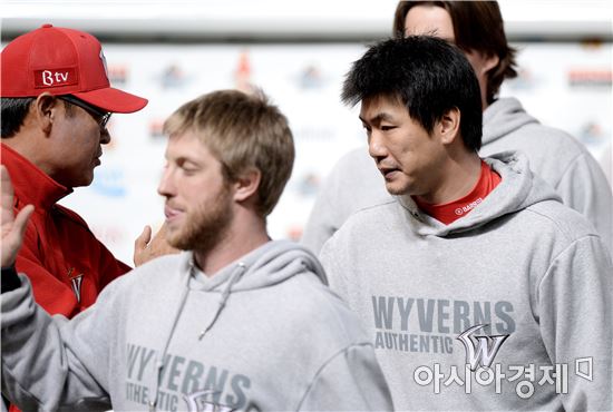 [포토]김용희 감독과 하이파이브하는 김광현