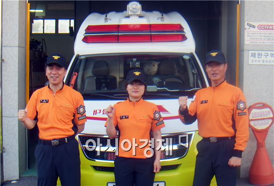 소중한 한 생명을 구한 월산119 안전센터 직원들(왼쪽부터 명현호, 최은정, 조성호 소방관)