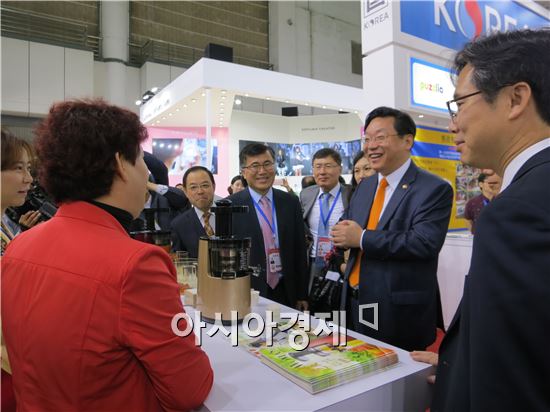 주형환 산업통상자원부 장관(오른쪽 두번째)이 13일 중국 산시성 시안에서 열린 실크로드 박람회에 참석해 한국관 전시 부스를 둘러보고 있다.