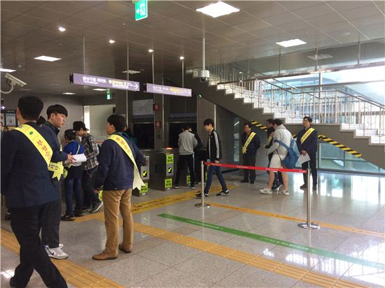 용인시 공직자들이 경전철 역에서 부정승차 단속 홍보를 실시하고 있다.