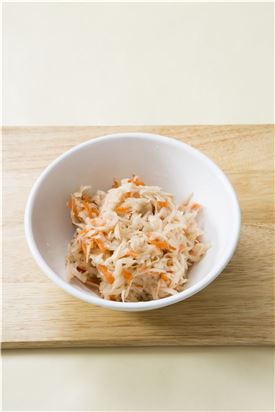 1. 감자와 당근은 가늘게 채 썰어 소금과 후춧가루를 뿌려 5분 정도 버무려 물기를 꼭 짠다. 샐러드 채소는 물에 씻어 체에 밭쳐 물기를 뺀다. 
