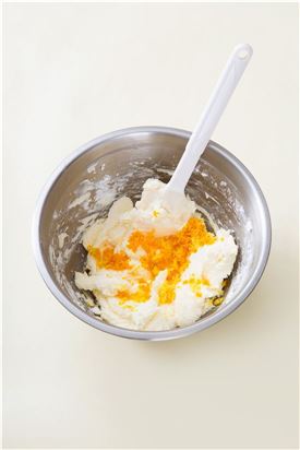1. 버터는 실온에 두어 부드러워지면 슈거파우더를 넣어 골고루 섞고 레몬껍질과 오렌지 껍질을 넣어 섞는다.