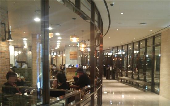 13일 서울 중구에 위치한 신세계백화점 본점 본관 4층 식당가 모습. 