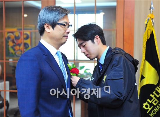 호남대학교 통합뉴스센터(주간 정철) 학생기자와 학군단(단장 나승균) 생도들은 13일 스승의 날을 맞아 서강석 총장에게 카네이션을 선물하고 감사의 인사를 했다.
특히 학군단 생도들은 서 총장의 출근길에 본부동 현관 앞에서 예도로써 사은의 마음을 전달하기도 했다.