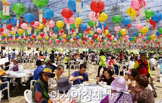 14일 오전 불기 2560년 부처님오신날 봉축행사가 열린 광주시 서구 치평동 무각사에서 불자들이 단 소원등 아래에서 공양을 하고있다.