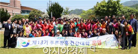 제13기 푸른장흥건강대학생은 지난 12일 장흥노인전문요양원을 찾아 자원봉사활동을 펼쳤다.