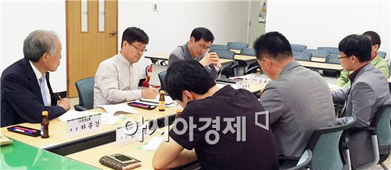 함평군(군수 안병호)은 지난 13일 군청 노동조합회의실에서 농어촌버스 운송사업자 및 터미널 대표자 간담회를 개최했다.
