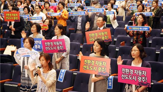 광주광역시는 제15회 식품안전의 날(5월14일)을 맞아 13일 시청 3층 대회의실에서 ‘안전한 식품, 건강한 국민, 행복한 사회’를 주제로 기념식을 열고 공무원, 소비자감시원, 어린이집종사자 등 식품안전 유공자 39명에게 표창을 수여했다.
