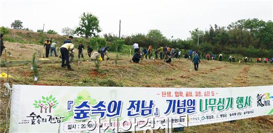 영암군(군수 전동평)은 지난 13일 100여명이 참석한 가운데 탄생, 입학, 결혼, 졸업, 승진, 취업 등 각종 기념일의 의미를 오랫동안 기억하기 위한 기념나무 심기 행사를 가졌다.