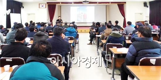 전국 최대의 수박 주산지인 고창군(군수 박우정)이 꼭지 짧은 수박 유통을 적극 지원하고 있다.