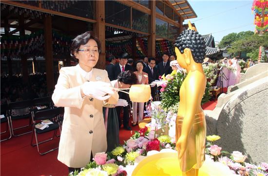 신연희 강남구청장이 14일 오전 10시 봉은사 대웅전에서 열린 ‘불기2560년 부처님 오신날 봉축법회’에 참석해 관불의식을 하고 있다.
