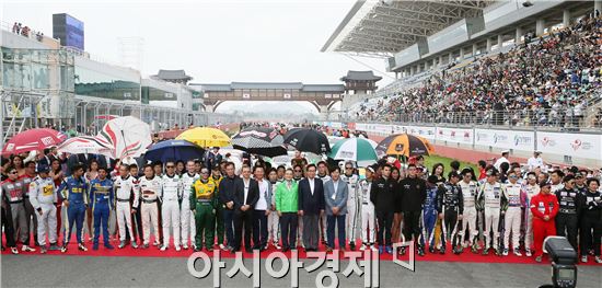 AFOS(Asian Festival Of Speed) 대회 개막식이 국내외 선수와 관계자, 관람객 등 10,000여명이 참석한 가운데 15일 영암 국제자동차경주장(F1서킷)에서 개막됐다. 이낙연 전남지사, 데이빗 소렌처 MAL(Motorsport Asia Limited) 대표, 양지문 전남개발공사 사장, 승현창 (사)한국자동차튜닝협회 회장, 김한봉 펠롭스 레이싱팀 단장, 전동평 영암군수, 김광준·이충식·배종범·정정희 도의원, 참가 선수들이 기념촬영을 하고 있다. 사진제공=전남도