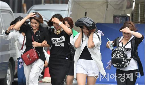 [포토]"비오는데 우산없다. 뛰자"