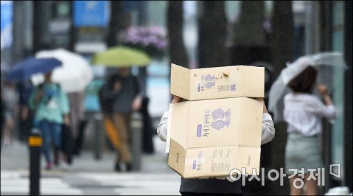 [포토]'우산대신 박스로'