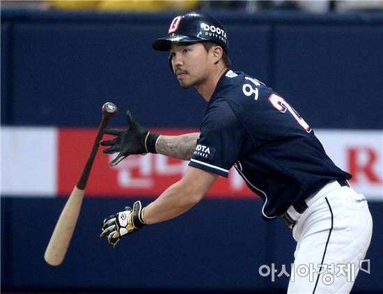 [포토]오재원, '추가 1타점 적시타'