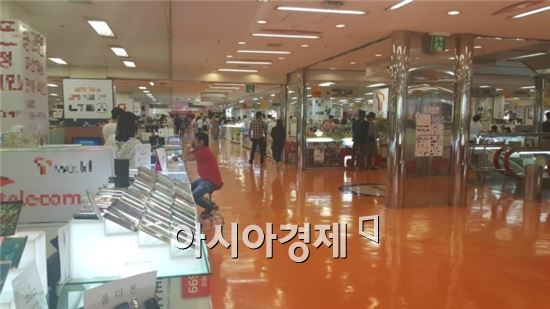 [르포]잠잠한 '아이폰SE'…오히려 '갤럭시S7'이 대란