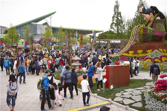 고양국제꽃박람회장을 찾은 시민들이 행사장을 둘러보고 있다.  