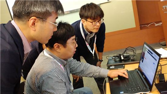 LG유플러스가 한국정보통신기술협회에서 지난 10~13일 열린 원엠투엠(oneM2M) 상호호환성 국제 행사에서 IoT 플랫폼과 연결되는 IoT 기기간 호환성 테스트를 하고 있다.