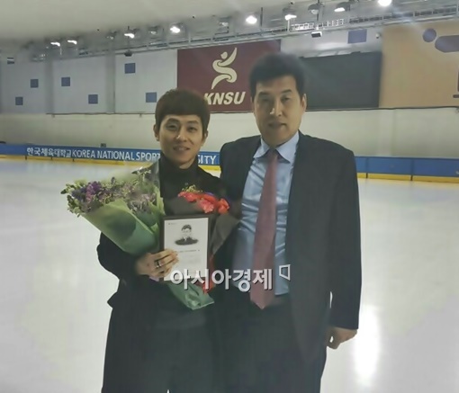 전명규 교수(오른쪽)가 지난 3월 18일 한국체육대학교 빙상장에서 '자랑스러운 한국체대인상'을 수상한 제자 안현수를 축하하고 있다. 