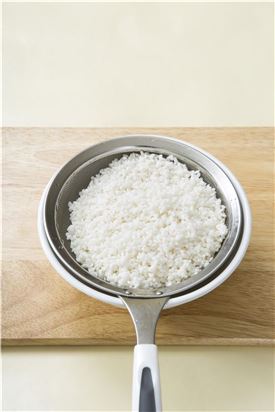 1. 쌀은 씻어  20분 정도 불렸다가 체에 밭쳐 물기를 뺀다.