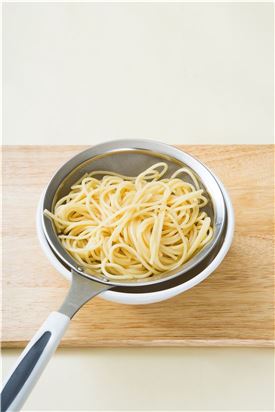 1. 스파게티는 끓는 물에 소금을 약간 넣고 8분 정도 삶아 건져 식힌다.
