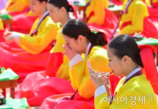 [포토]'립스틱 곱게 바르고' 