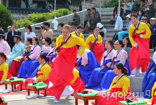 [포토]'성년례에 늦을 수 없지' 