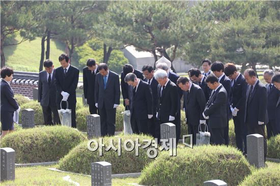 전남대 지병문 총장 등 보직자 ·총동창회,국립 5·18묘지 합동 참배