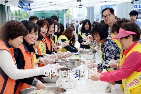 광주 광산구가 주민, 5월 단체와 함께 16일 오전 광주송정역에서 '5월 愛 주먹밥나누기' 행사를 열었다.