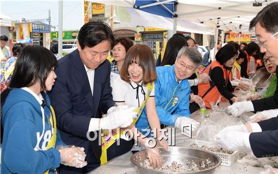 더불어민주당 제20대 총선 부산·경남지역 당선인들이 16일 광주에서 '5·18주먹밥’을 나눴다. 
